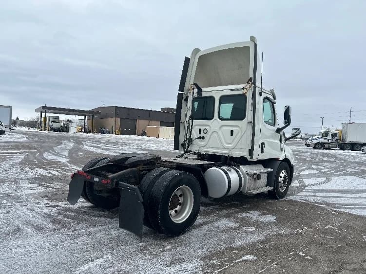 2019 Freightliner Cascadia in Lansing, MI — photo 7