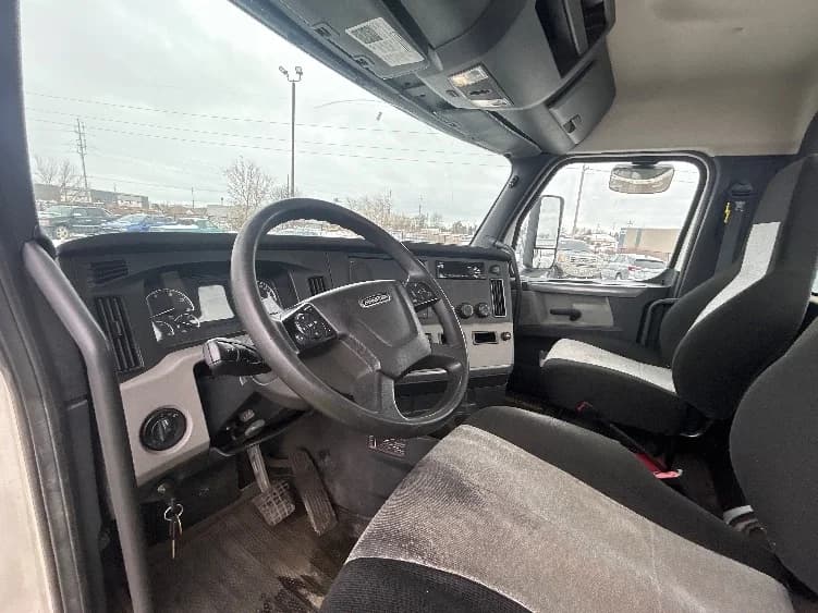 2019 Freightliner Cascadia in Lansing, MI — photo 10