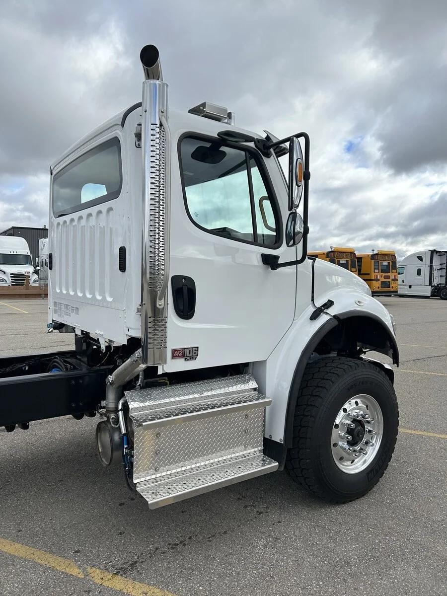 2026 Freightliner M2 106 in Winnipeg, MB — photo 4