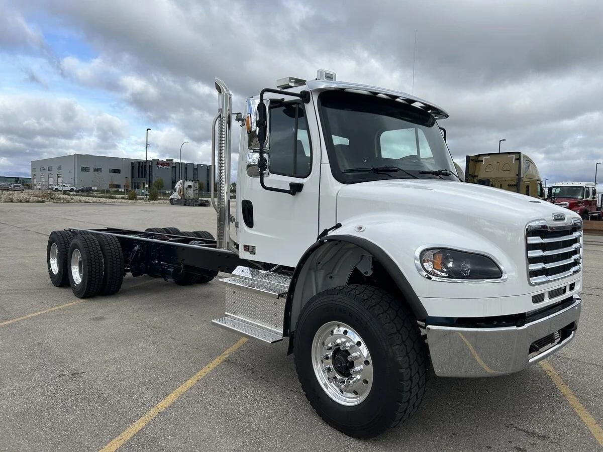 2026 Freightliner M2 106 in Winnipeg, MB — photo 3