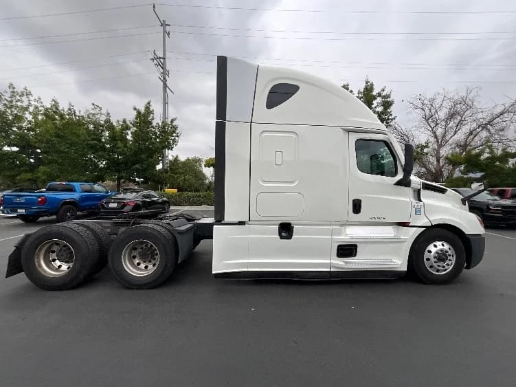 2023 Freightliner Cascadia in Torrance, CA — photo 8