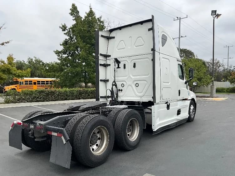 2023 Freightliner Cascadia in Torrance, CA — photo 7