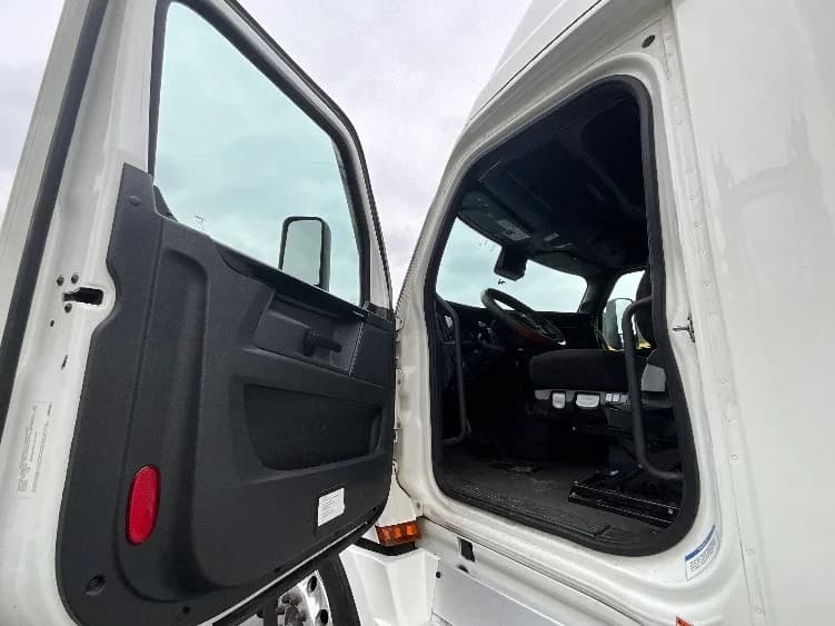 2023 Freightliner Cascadia in Torrance, CA — photo 9