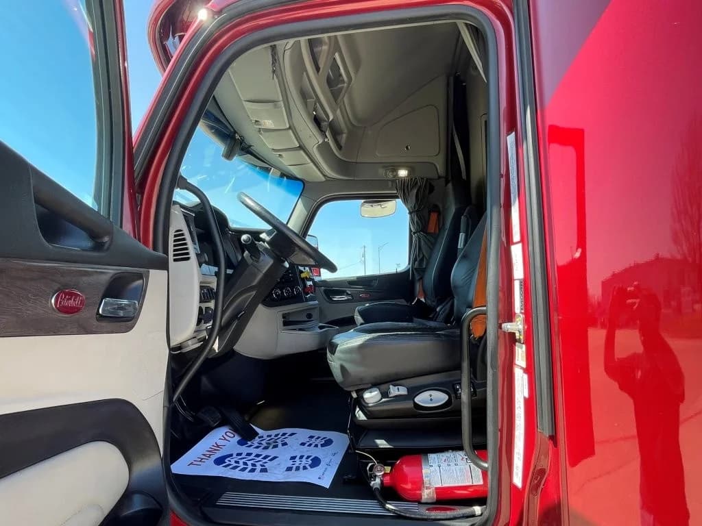 2023 Peterbilt 579 in Springfield, MO — photo 10