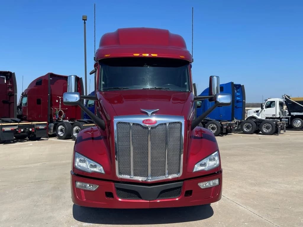 2023 Peterbilt 579 in Springfield, MO — photo 8