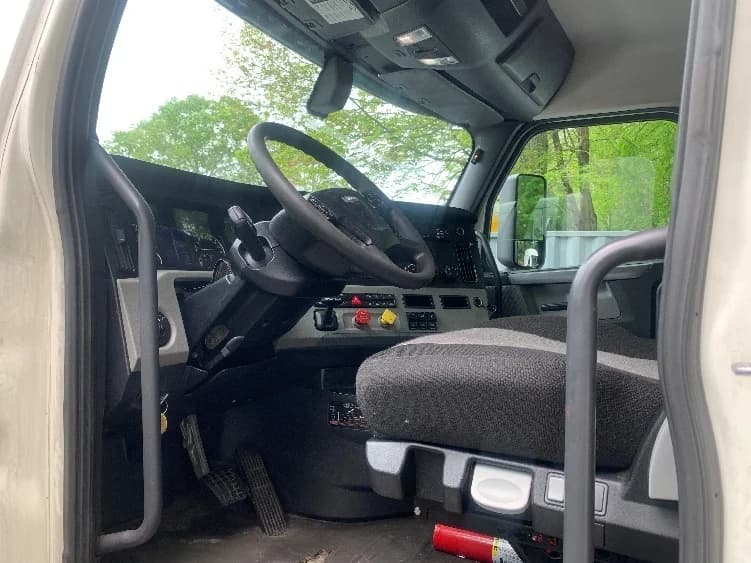 2019 Freightliner Cascadia in Franklin, MA — photo 9