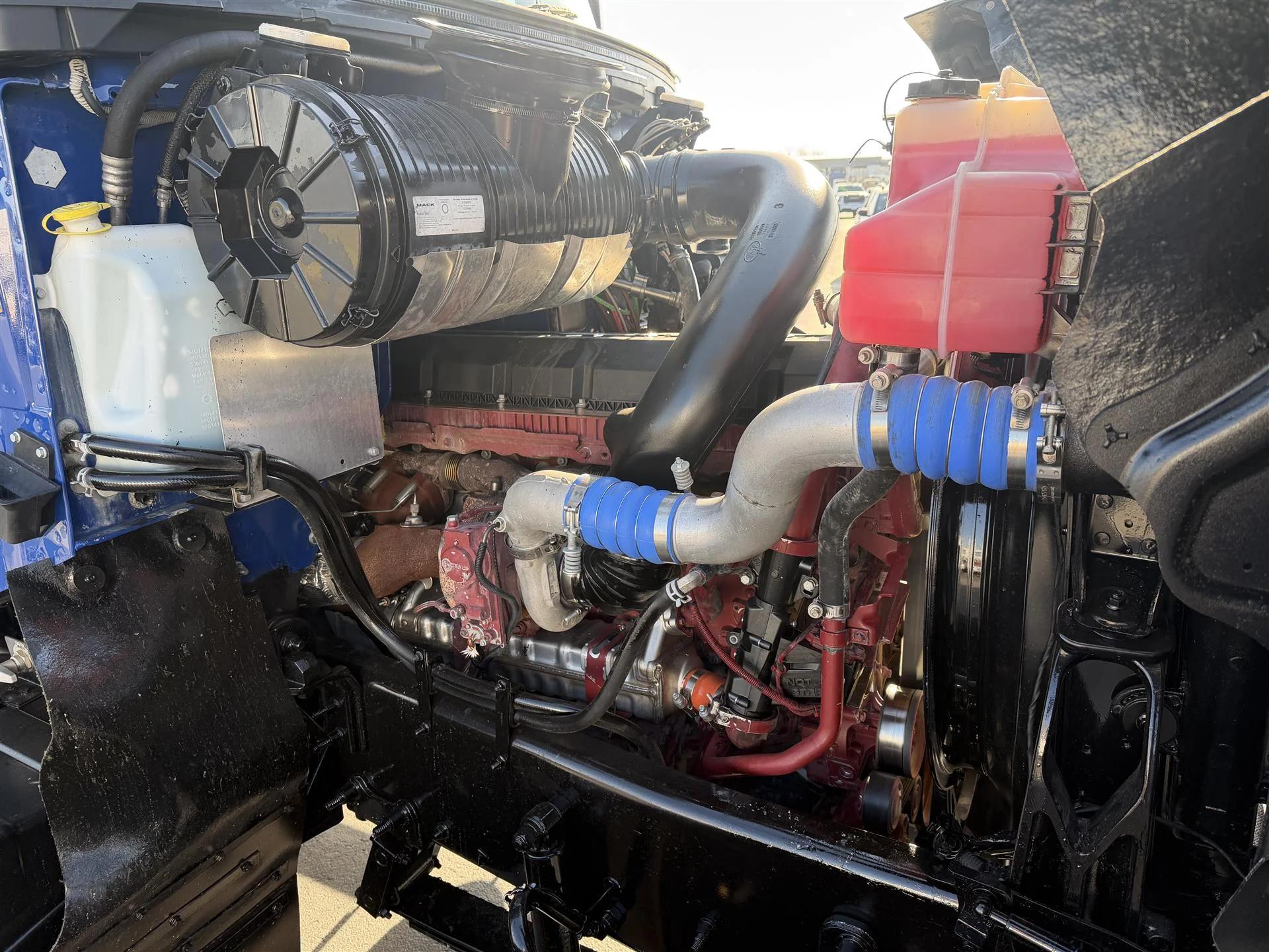 2022 Mack Pinnacle in Kansas City, MO — photo 11