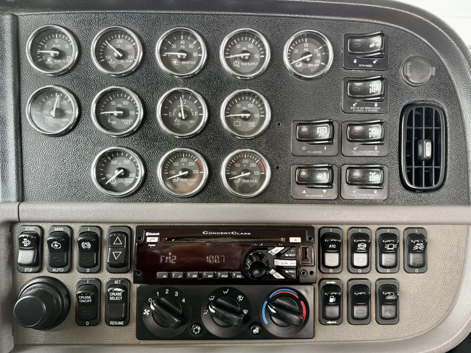 2018 Peterbilt 389 in New Lenox, IL — photo 18