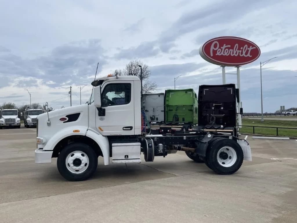 2020 Peterbilt 567 in Springfield, MO — photo 2