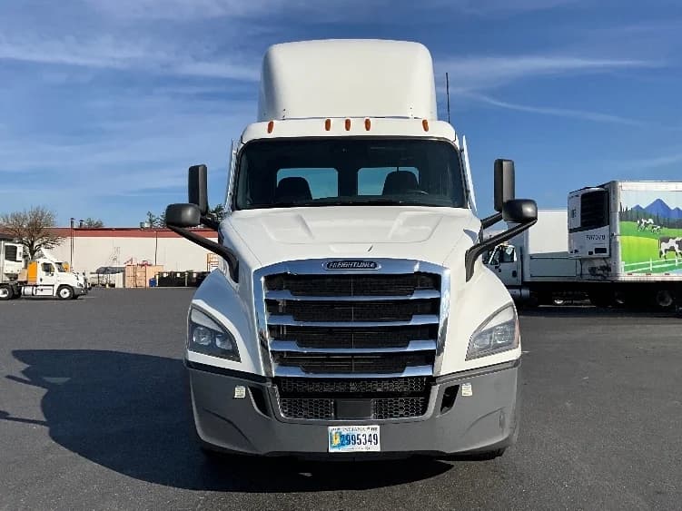 2021 Freightliner Cascadia in Clackamas, OR — photo 2
