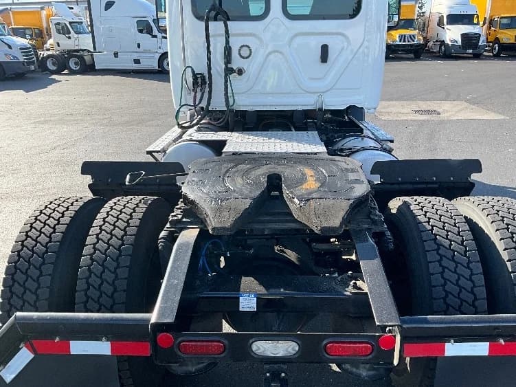 2021 Freightliner Cascadia in Clackamas, OR — photo 6