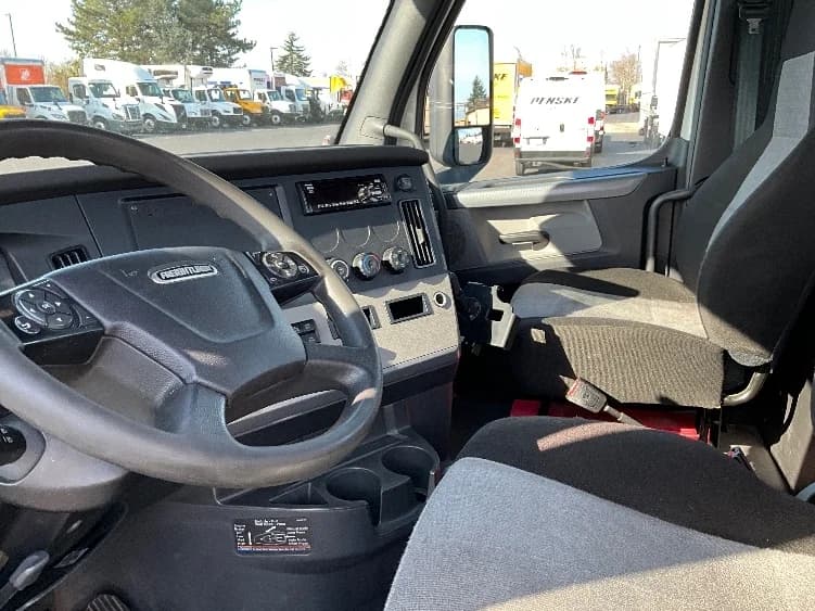 2021 Freightliner Cascadia in Clackamas, OR — photo 10