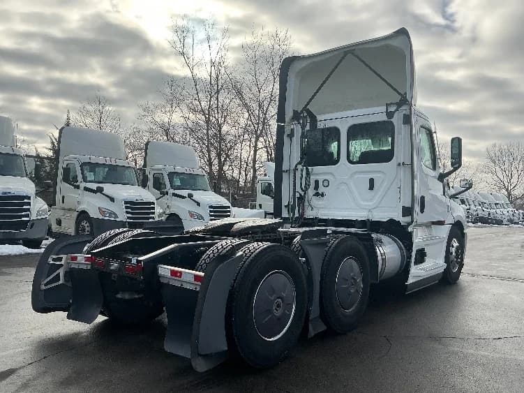 2022 Freightliner Cascadia in Dayton, OH — photo 7