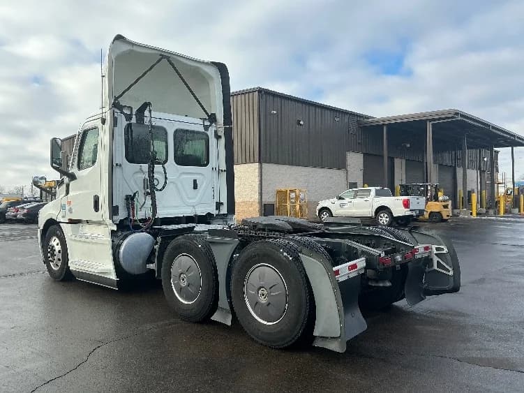 2022 Freightliner Cascadia in Dayton, OH — photo 5