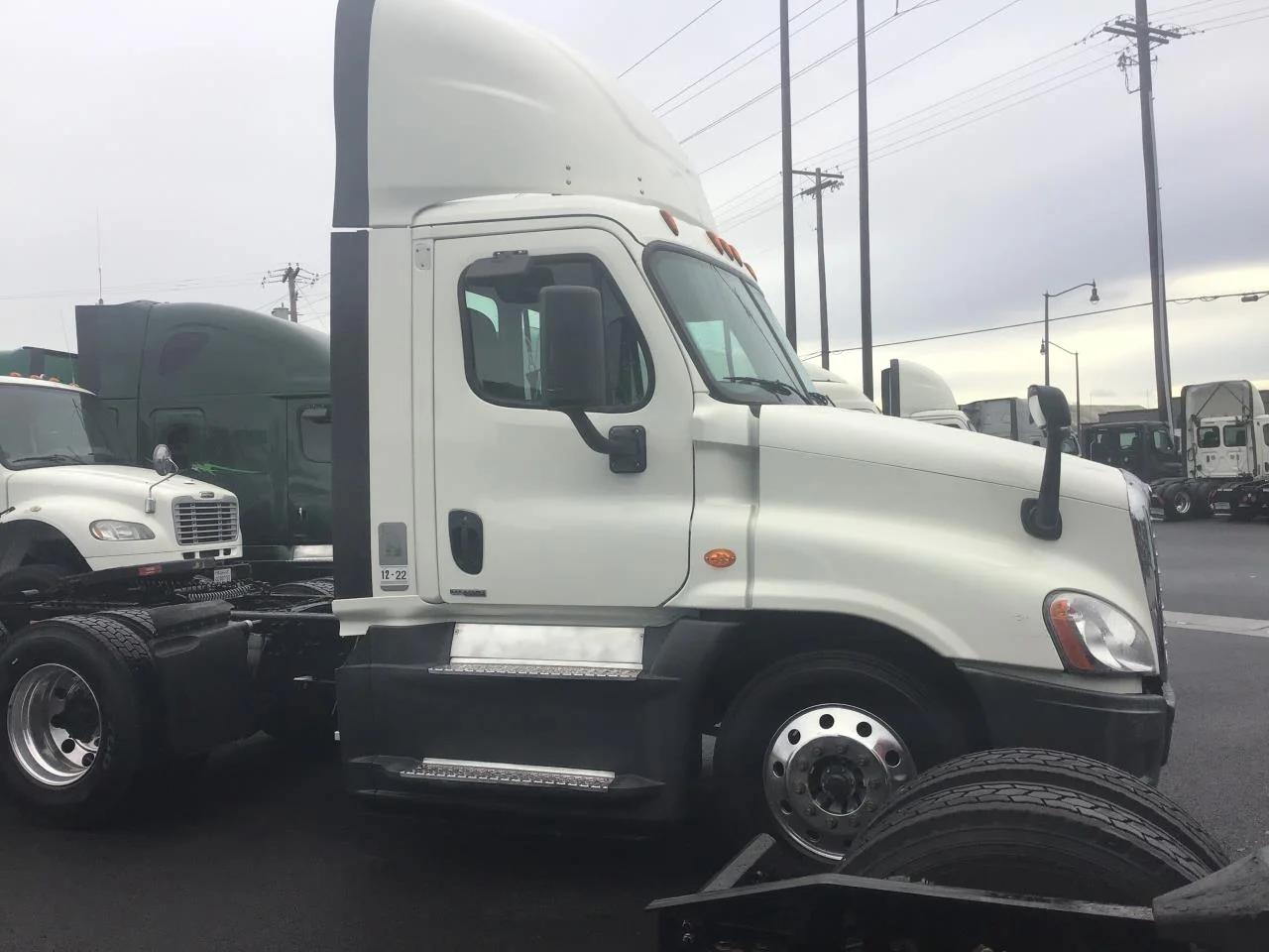 2018 Freightliner Cascadia in Medford, OR — photo 3