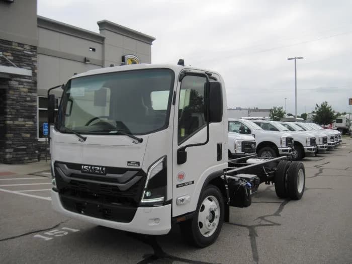 2025 Isuzu NRR in Sealy, TX — photo 2