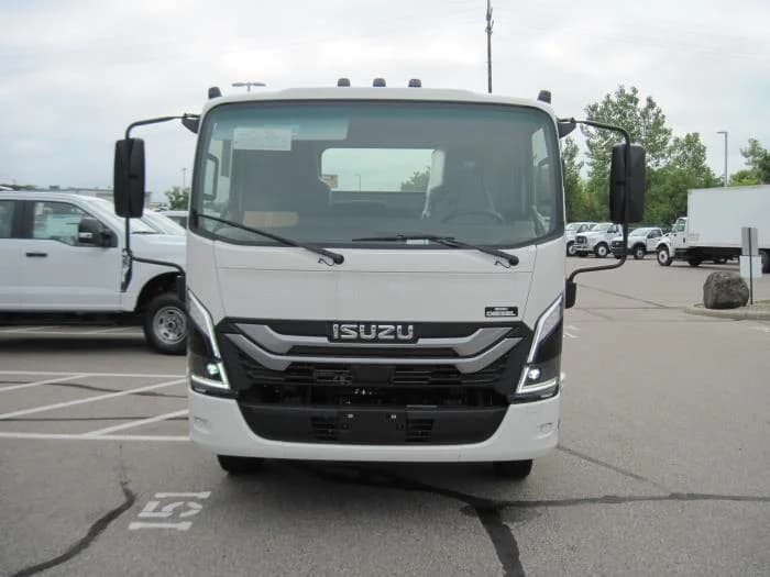 2025 Isuzu NRR in Sealy, TX — photo 4
