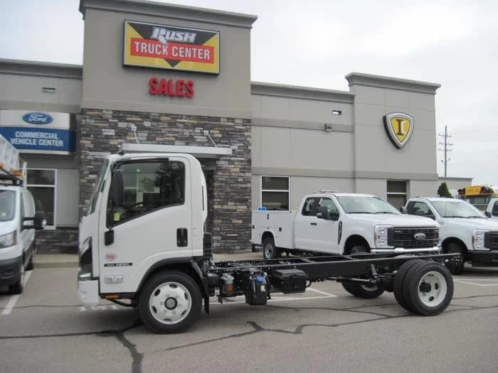 2025 Isuzu NRR in Sealy, TX — photo 3