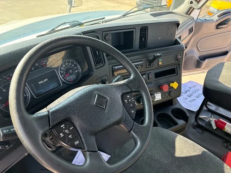 2018 International LT in Arlington, TX — photo 9