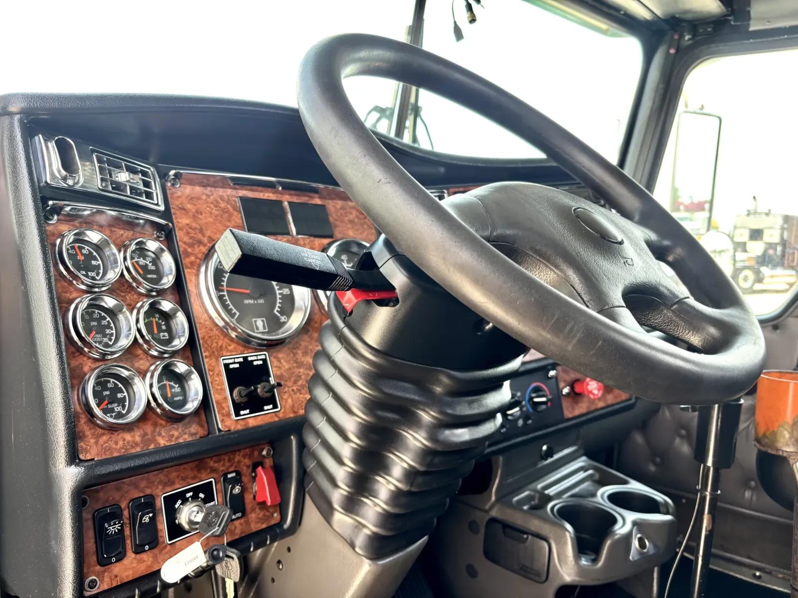 2003 Kenworth W900 in Hutchins, TX — photo 15