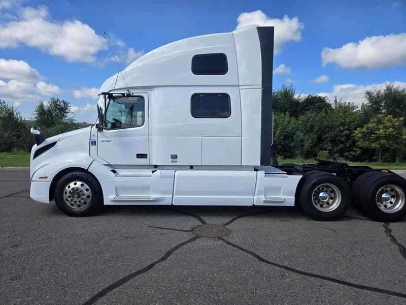2020 Volvo VNL 860 in Elk River — photo 2