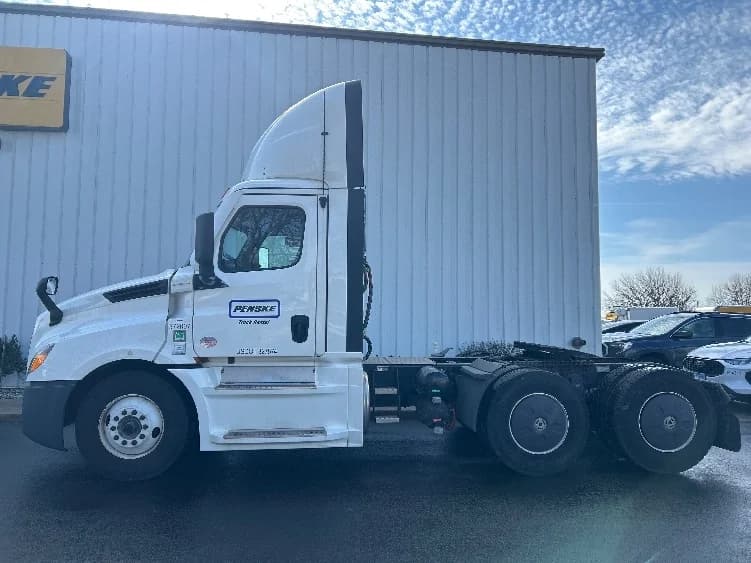 2021 Freightliner Cascadia in Milwaukee, WI — photo 4