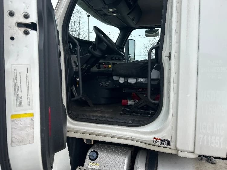 2019 Freightliner Cascadia in Lansing, MI — photo 9