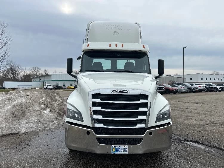 2019 Freightliner Cascadia in Lansing, MI — photo 2