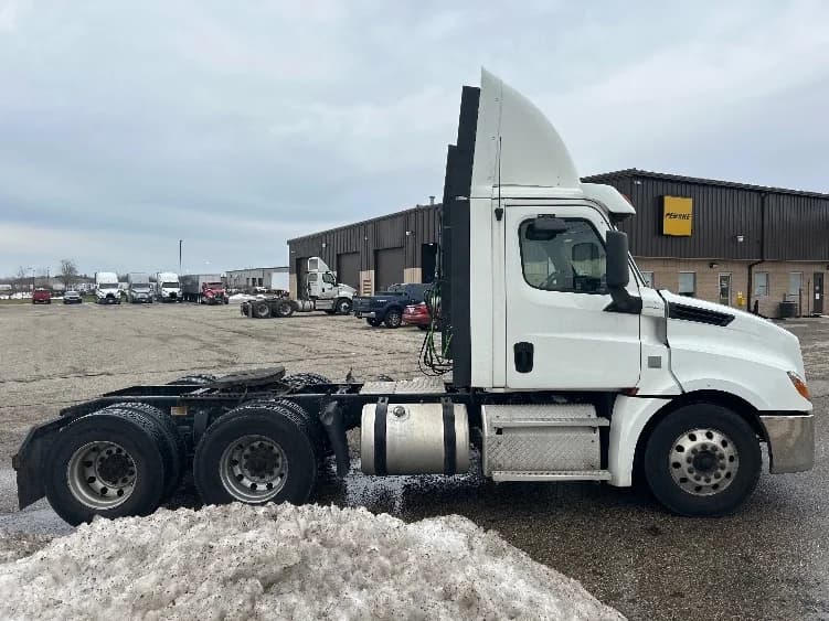 2019 Freightliner Cascadia in Lansing, MI — photo 8