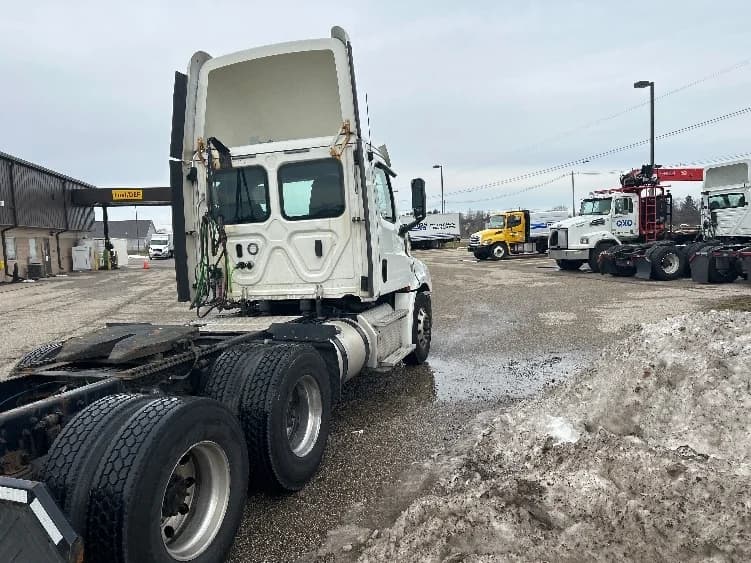 2019 Freightliner Cascadia in Lansing, MI — photo 7