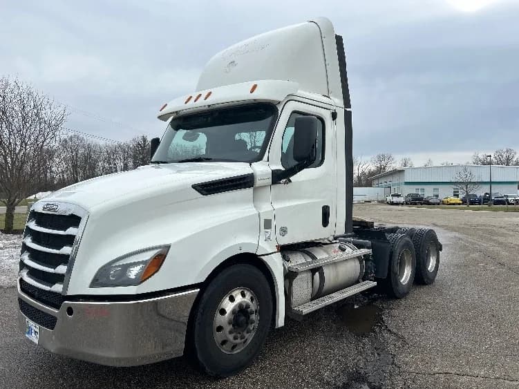 2019 Freightliner Cascadia in Lansing, MI — photo 3