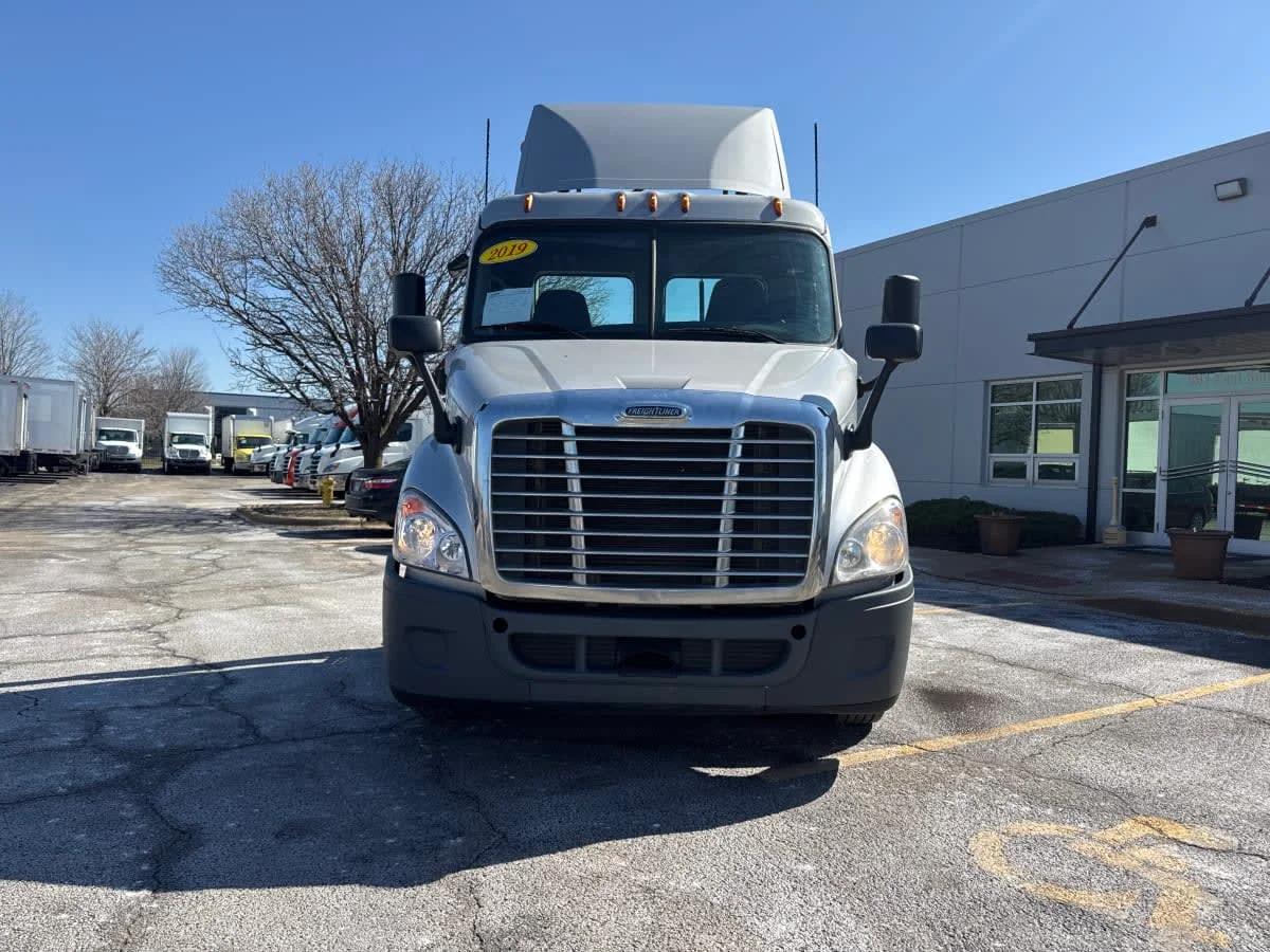 2019 Freightliner Cascadia in Bolingbrook, IL — photo 2