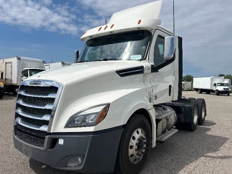 2019 Freightliner Cascadia in Lansing, MI — photo 3