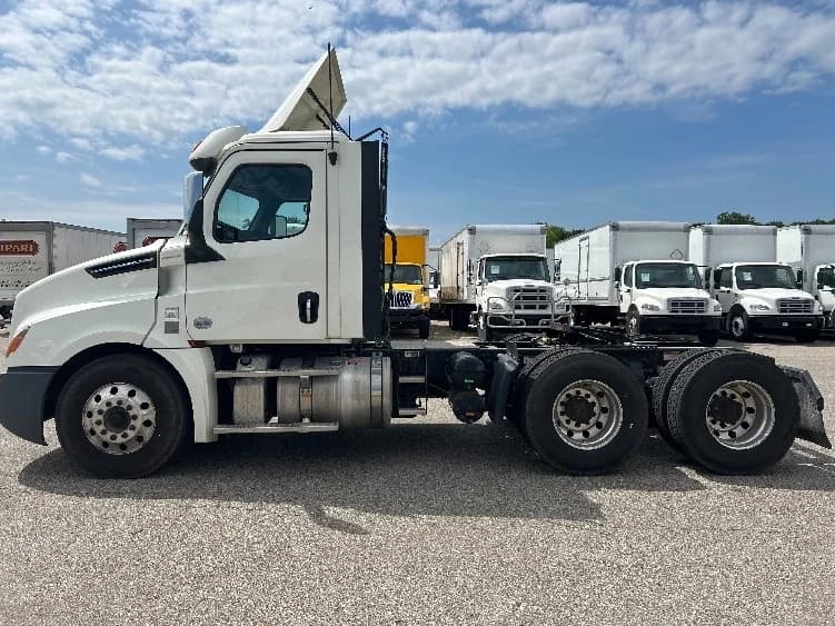 2019 Freightliner Cascadia in Lansing, MI — photo 4