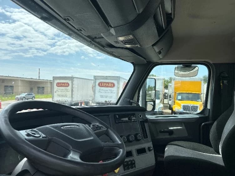 2019 Freightliner Cascadia in Lansing, MI — photo 10
