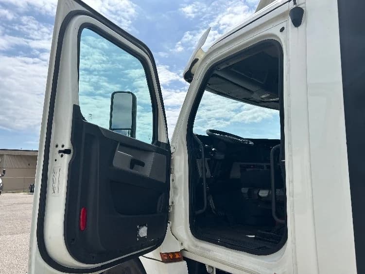 2019 Freightliner Cascadia in Lansing, MI — photo 9