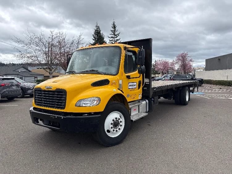 2022 Freightliner M2 106 in Redmond, OR — photo 3