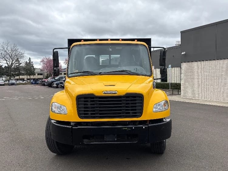 2022 Freightliner M2 106 in Redmond, OR — photo 2