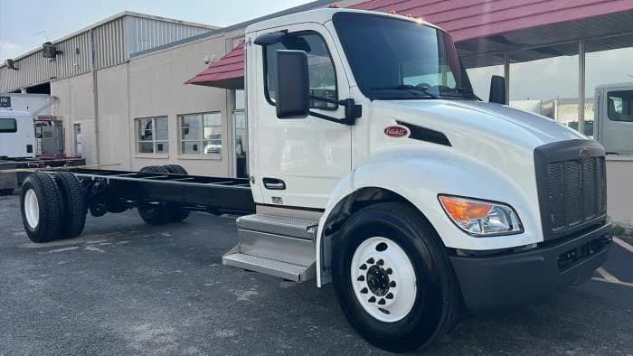 2025 Peterbilt 536 — photo 9