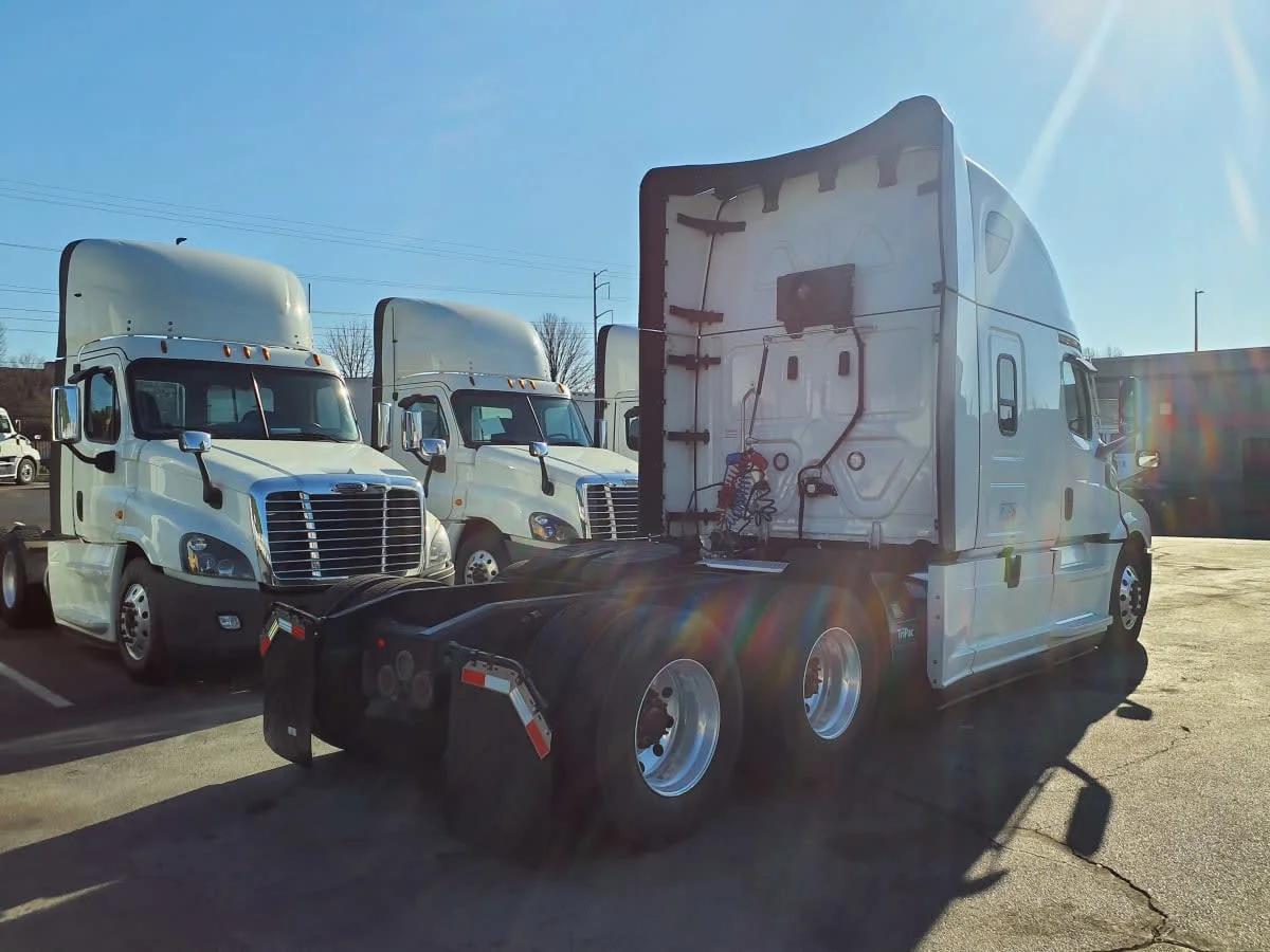 2021 Freightliner Cascadia in Atlanta, GA — photo 4