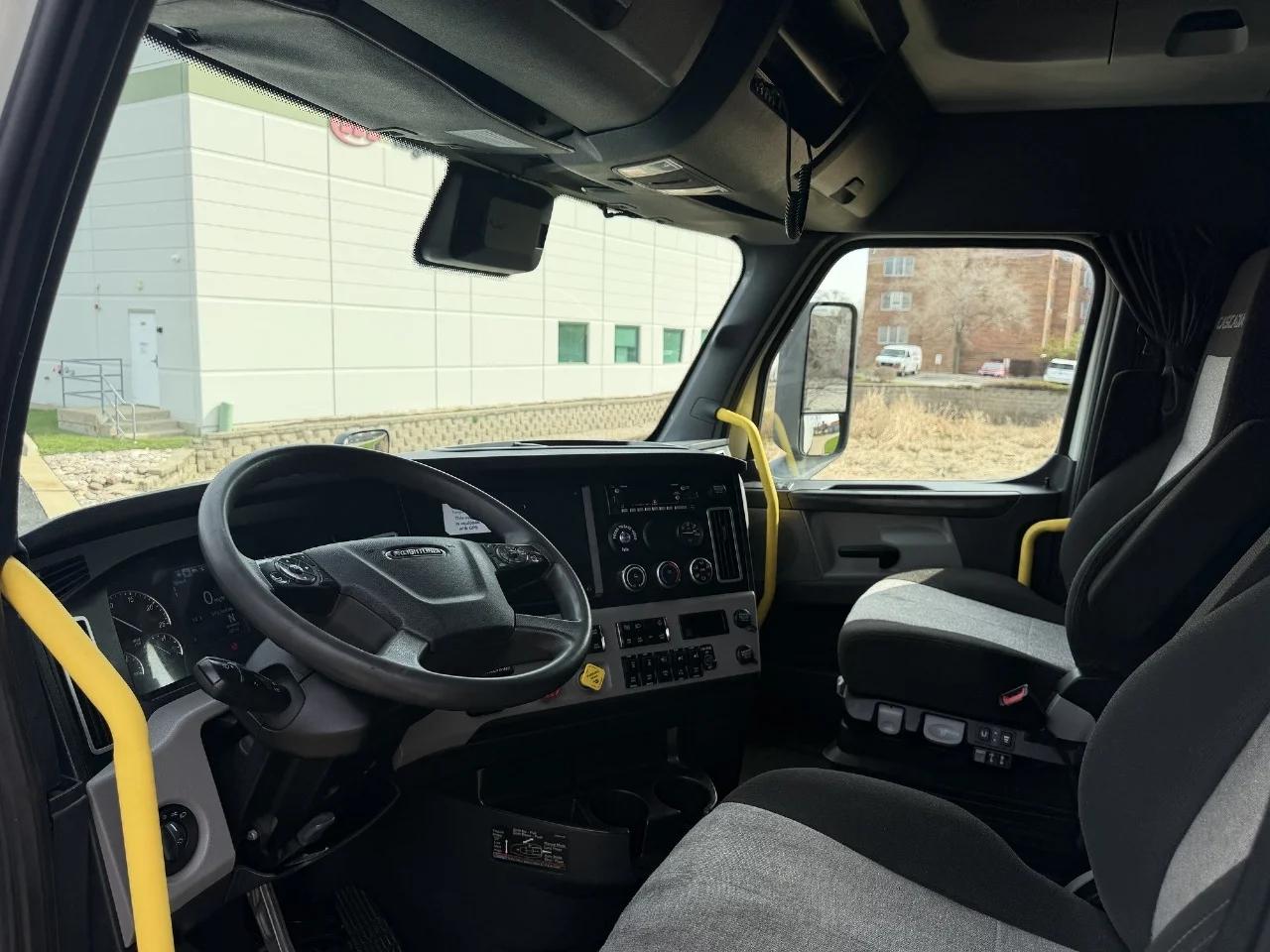 2023 Freightliner Cascadia in York Street Elmhurst, IL — photo 4