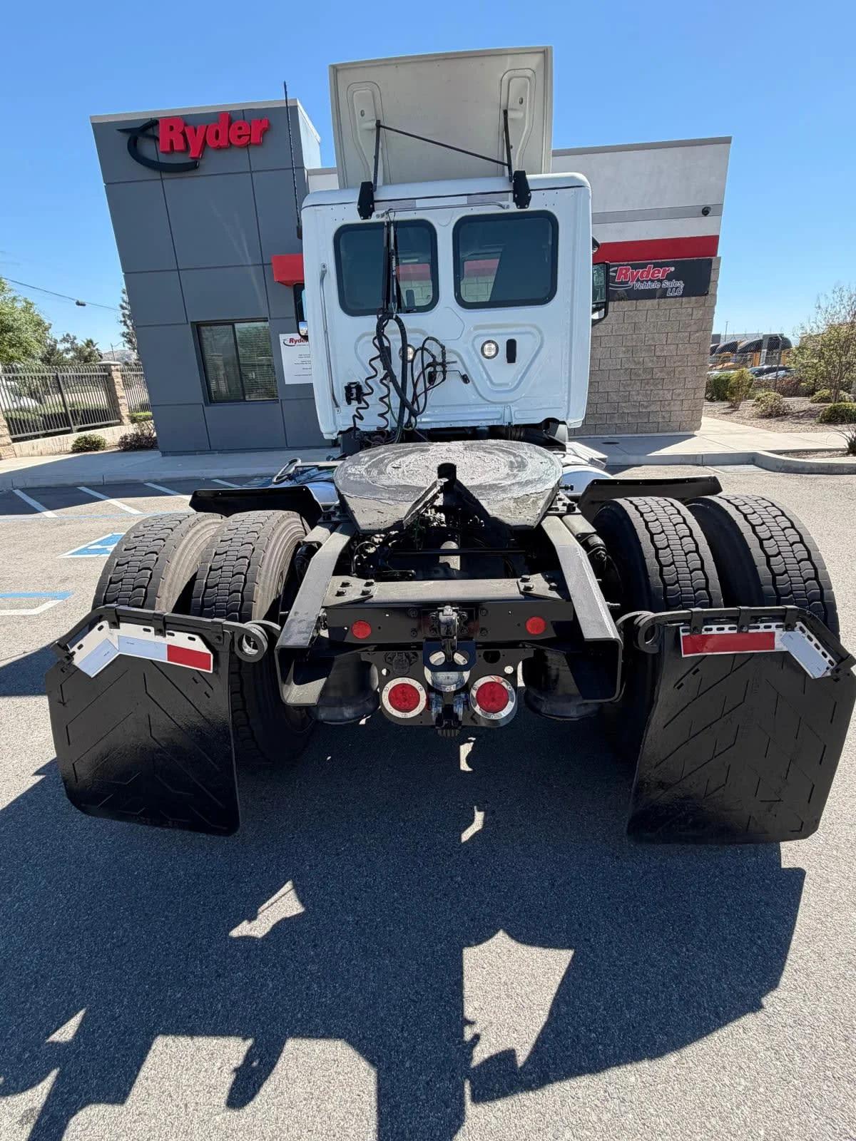 2020 Freightliner Cascadia in Fontana, CA — photo 5