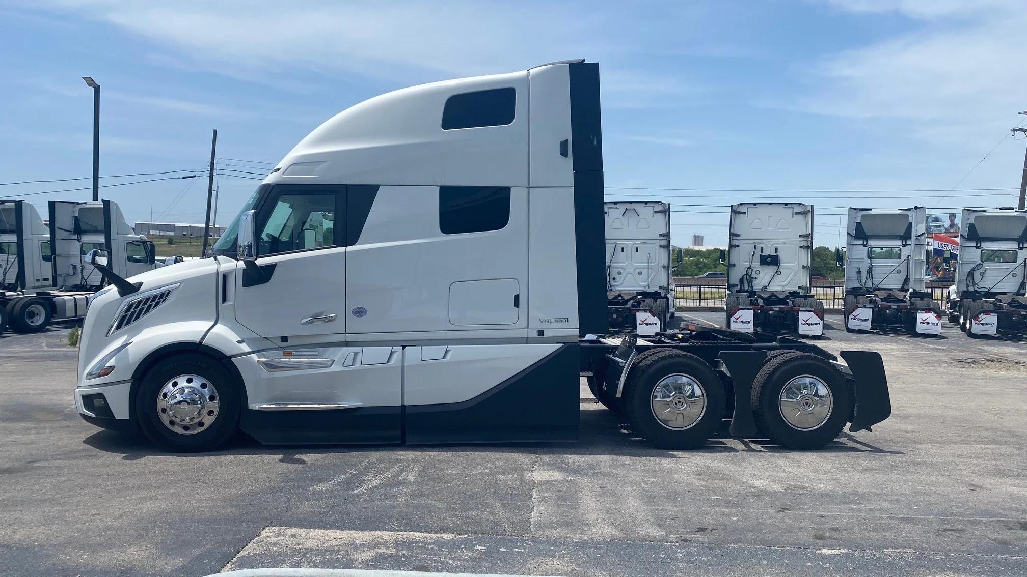 2025 Volvo VNL 860 in AUSTIN, TX — photo 2