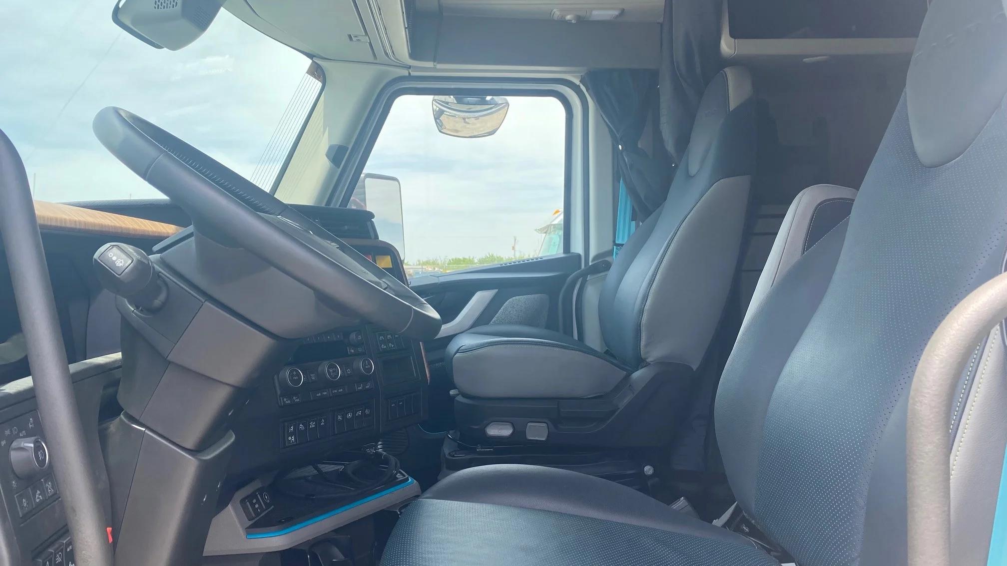 2025 Volvo VNL 860 in AUSTIN, TX — photo 10