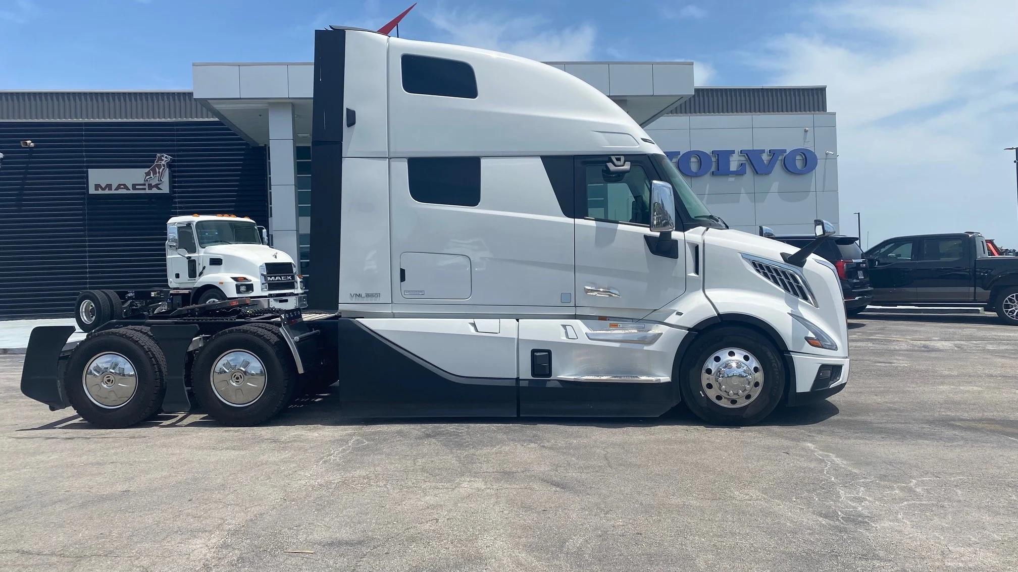 2025 Volvo VNL 860 in AUSTIN, TX — photo 6
