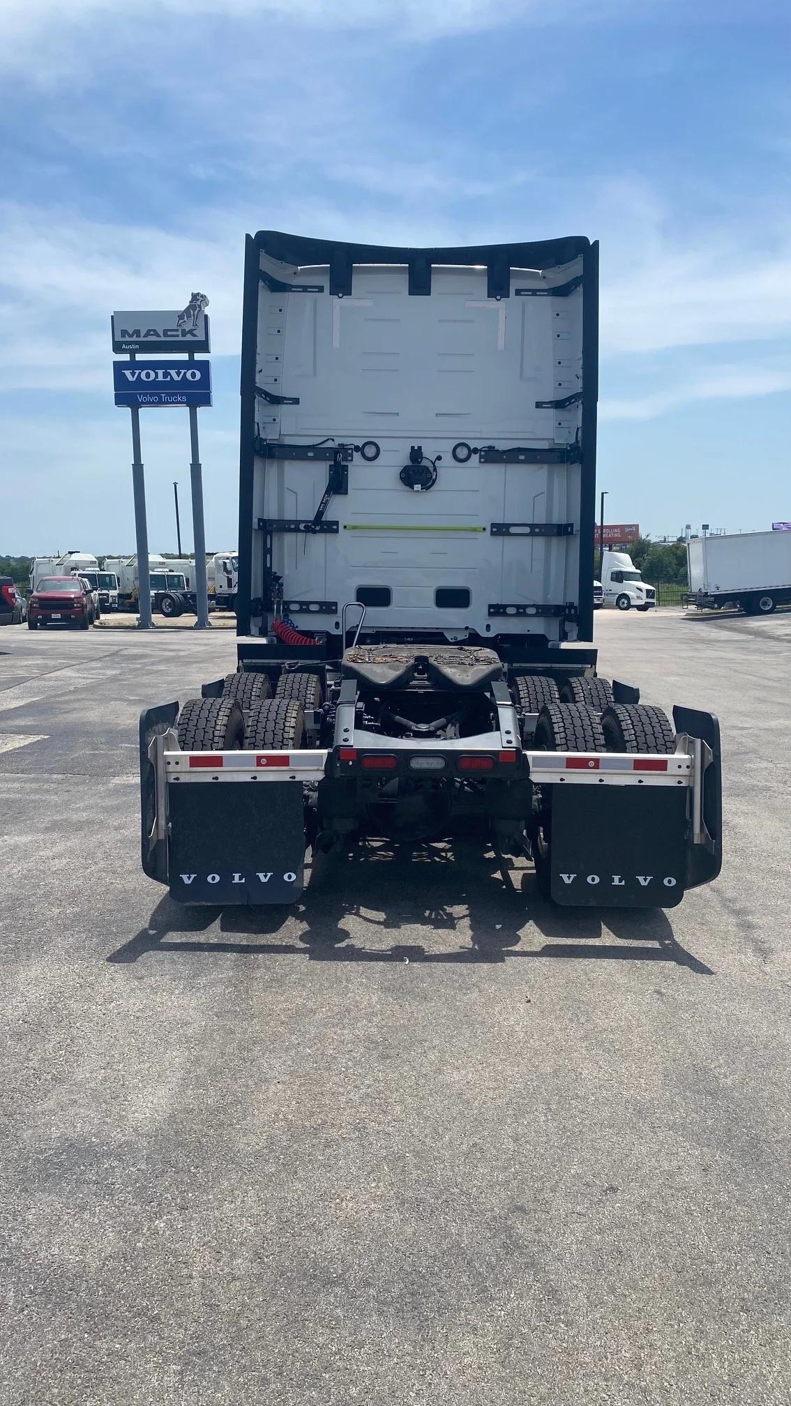 2025 Volvo VNL 860 in AUSTIN, TX — photo 4