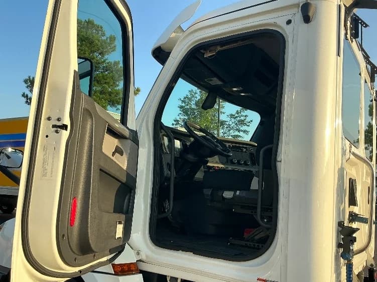 2019 Freightliner Cascadia in Olive Branch, MS — photo 9