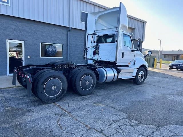 2025 International LT — photo 4