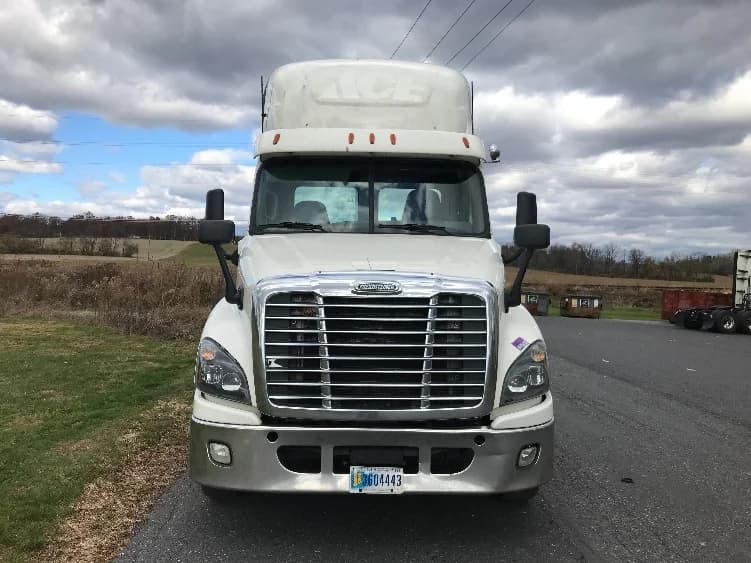 2019 Freightliner Cascadia in Cleona, PA — photo 2