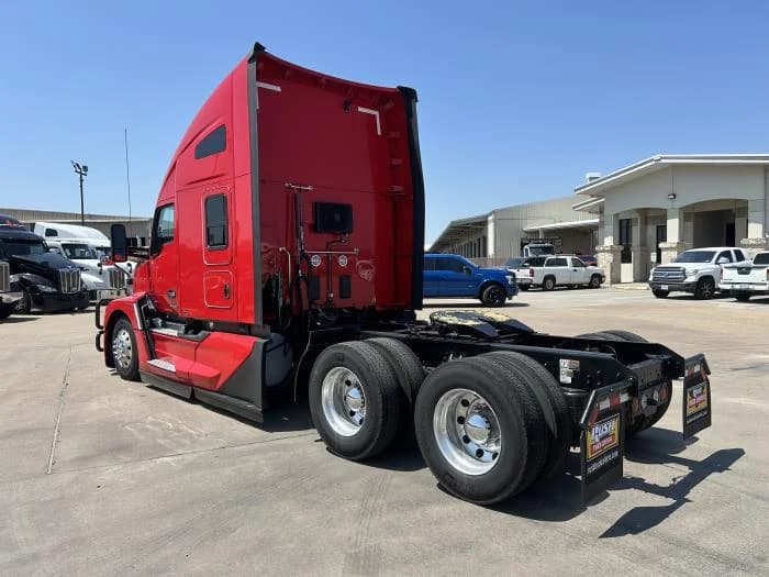 2024 Kenworth T680 in Houston, TX — photo 4